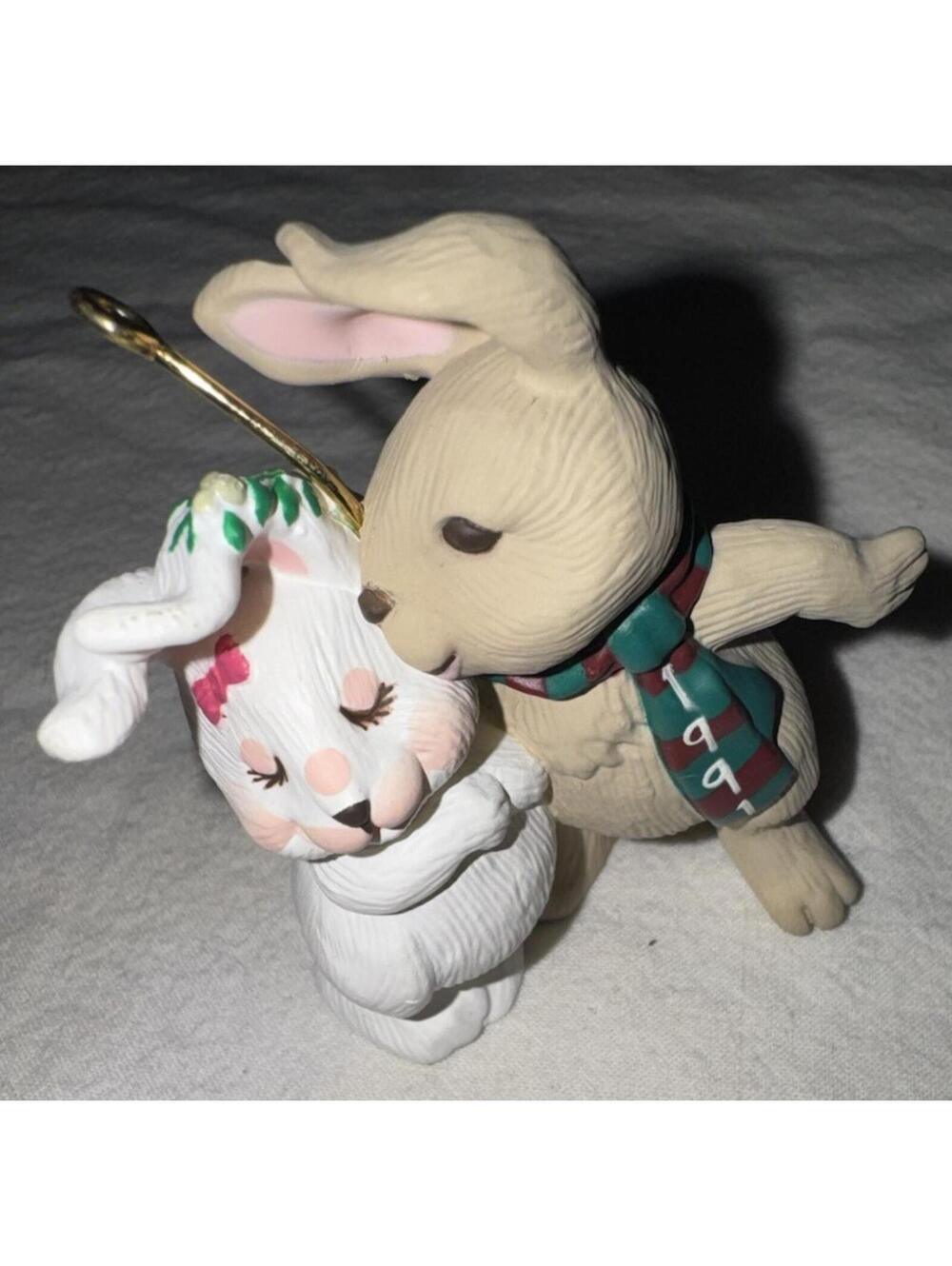 VTG Hallmark 1991 Under the Mistletoe  Bunny Love Christmas Ornament with Box